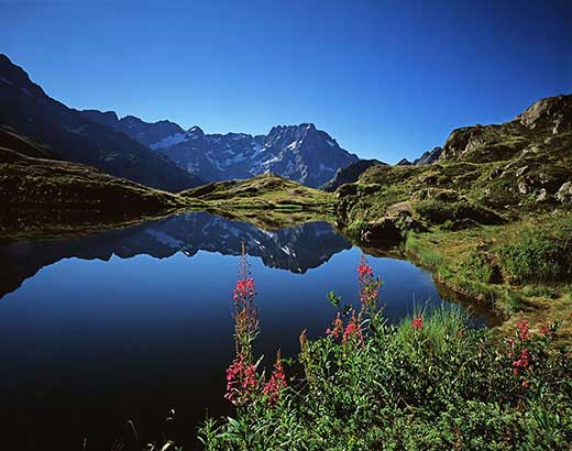 Hautes-Alpes, PNR des Ecrins, vallée du Valgaudemar, le Sirac (3441 m) se reflète dans le lac du Lauzon (2022 m). Crédit : Desgraupes Patrick / hemis.fr