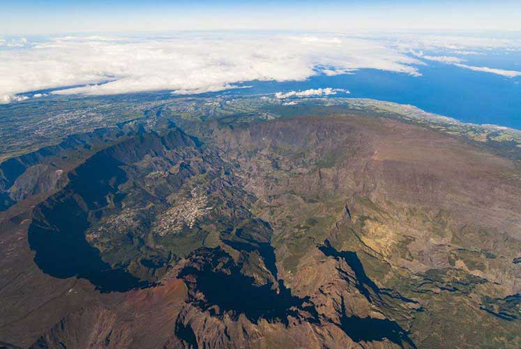 GR® R2 Ile de La Réunion - Piton des Neiges vu du ciel - Crédit : AZOUZE FGP / Hemis.fr
