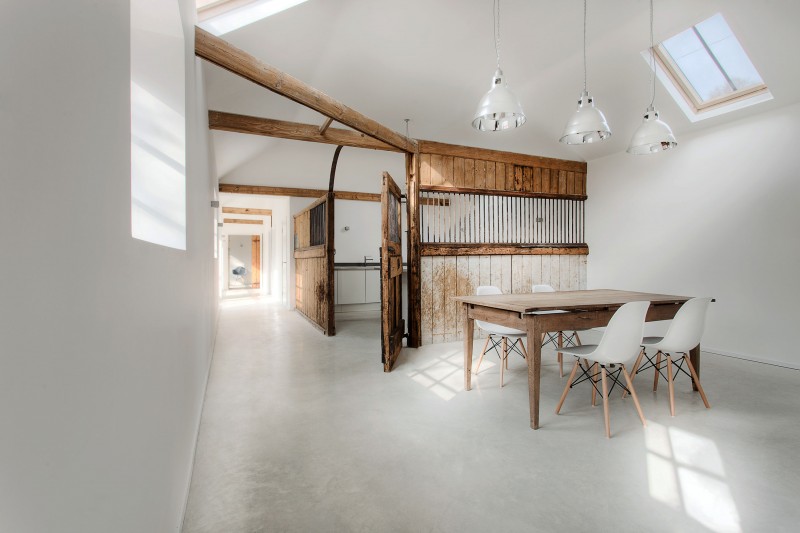 Loft minimaliste avec bois et béton