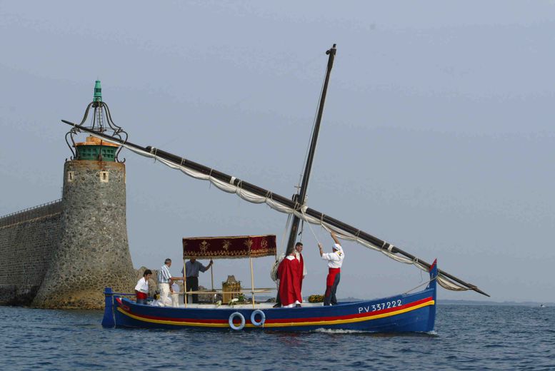Les reliques de Saint Vincent, Saint Maxime et de Sainte Libérate sont acheminées en barque jusqu'à la plage de Collioure. 