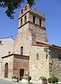 L'Abbatiale Saint-Étienne de Saint-Estève et son clocher, surhaussé au XIXe siècle.