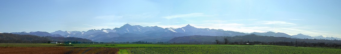 La chaîne des Pyrénées vue depuis la plaine de Tarbes.