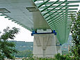 Valence - 2ème pont sur le Rhône - Tablier en rive gauche en cours de lancement en juin 2003.JPG